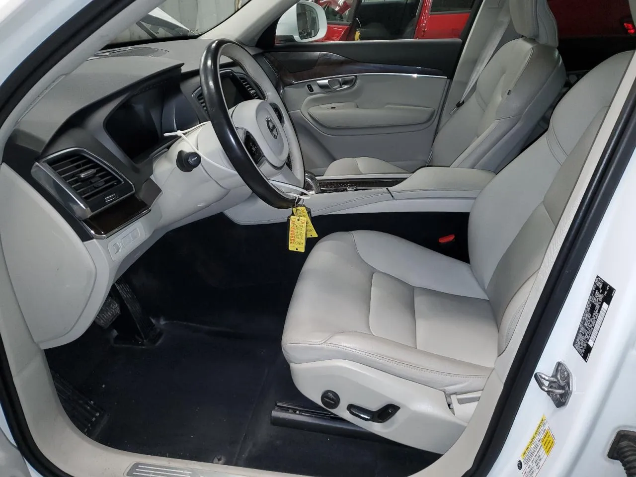 VOLVO XC90 T8 MOMENTUM